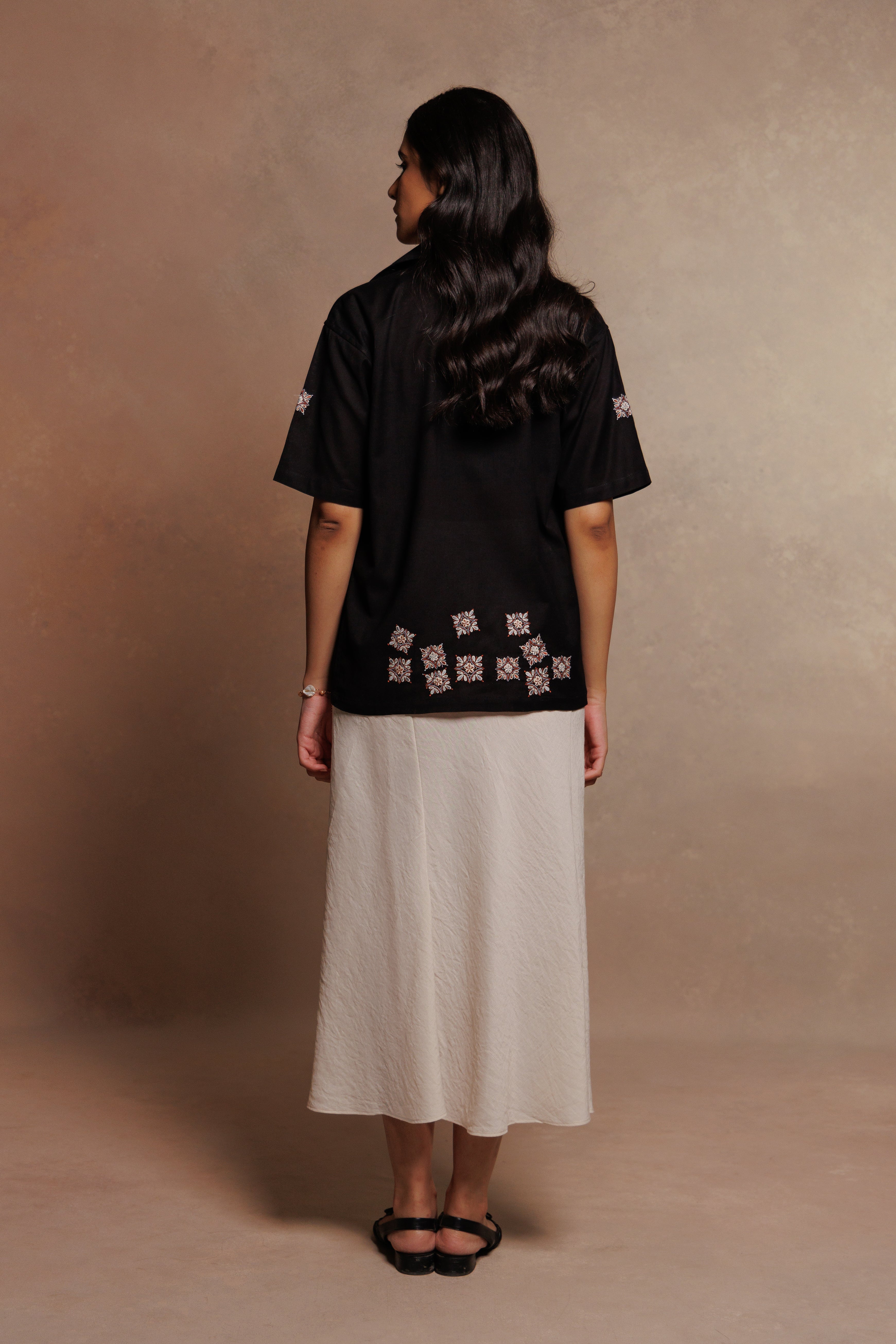 STITCHED IN BLACK LINEN UNISEX SHIRT
